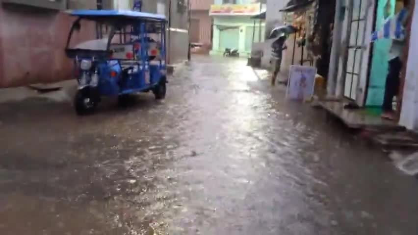 #रींगस : बरसात के पानी से सड़कें बनी #तालाब, राहगीरों का निकलना हुआ दुभर, सिवरेज नालों से निकला कीचड़ सड़कों पर जमा