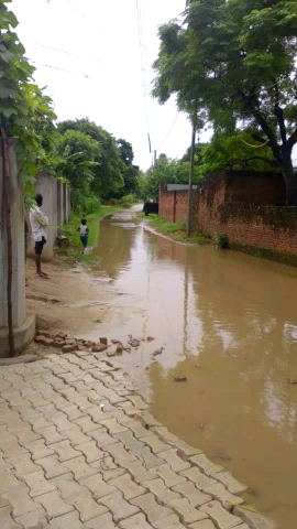 नौगावां सादात: #gram khalakpur Kala Mein barish ka pani se jalbhrav ho gaya hai logon Ko nikalne Mein dikkat a rahi hai dikkat ka samna