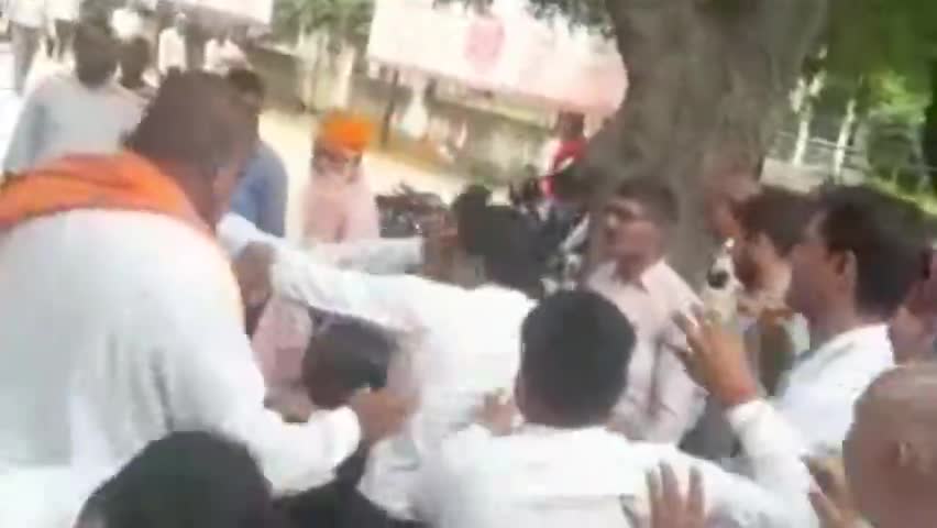 रानीगंज: रानीगंज तहसील में अधिवक्ताओं ने ब्राम्हणों के प्रति आग उगलने वाले व्यक्ती को जम कर पिता #ब्राम्हण #Raniganj