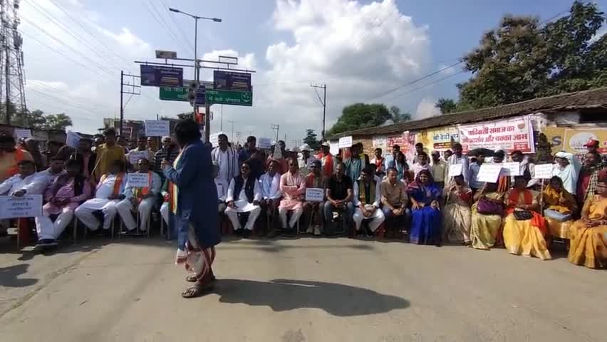 अंबिकापुर: बिलासपुर चौंक, अम्बिकापुर (सरगुजा) में #आरक्षण_को_कम_करने को लेकर #आदिवासी_समाज ने किया #चक्काजाम।
#अंबिकापुर
#चक्काजाम