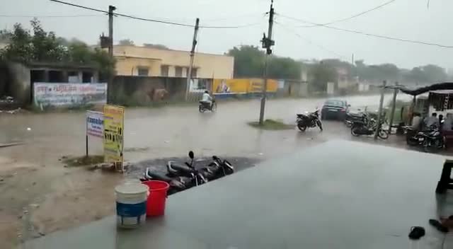 टोंक: बरोनी मे गत रात से ही मुसलादार बारिश हो रही ह सरसो कि फसले मे काफी नुक्सान हो गया ह ओर लेट भी हो चुकी ह #mukesh