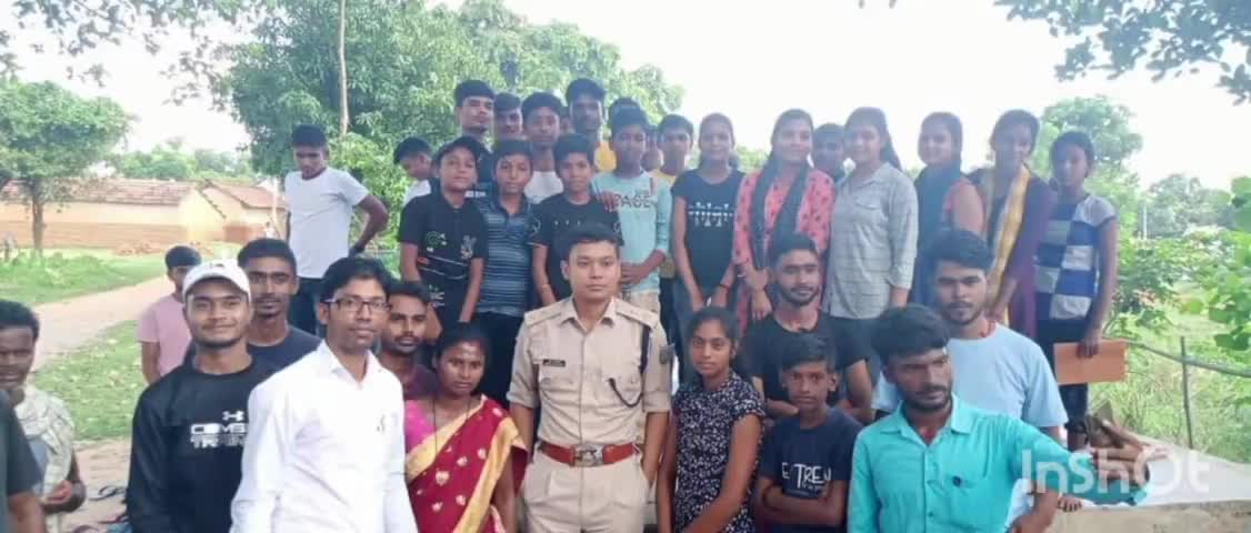 #SP मनोज स्वर्गगाई रामपुर माधोपुर के सामूहिक #पुस्तकालय भवन में #बच्चों से मिले एवं #शिक्षा का #महत्व बताएं