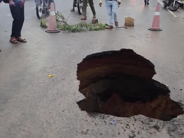 पटेल नगर: #uttam nagar में सड़क धंसा