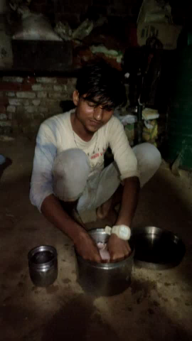 Gangapur city mein aaseen bhai gosht banate hue murge ka barsat ke Mausam mein thand mein #newshindi
