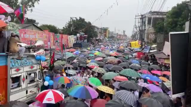 #जुलूस देखें कहां तेज़ बारिश में जुलूस-ए-मोहम्मदी में उमड़े लाखों लोग...? और प्यारे नबी की मोहब्बत में वीडियो शेयर करें