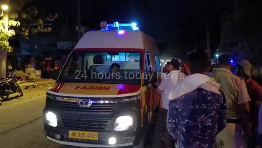 #पुलिस #सायरन लगी काले #रंग की #VERNA #कार HR02AV4800 का #कहर इस तरह बरपा की #एक्टिवा सवार दंपति के #जान के लाले पड़ गए