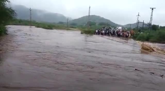#नाला
नालो को पार करने में लापरवाही ना करें पानी का बहाव कम होने के बाद नालों को पार करें।
#सवाई_माधोपूर