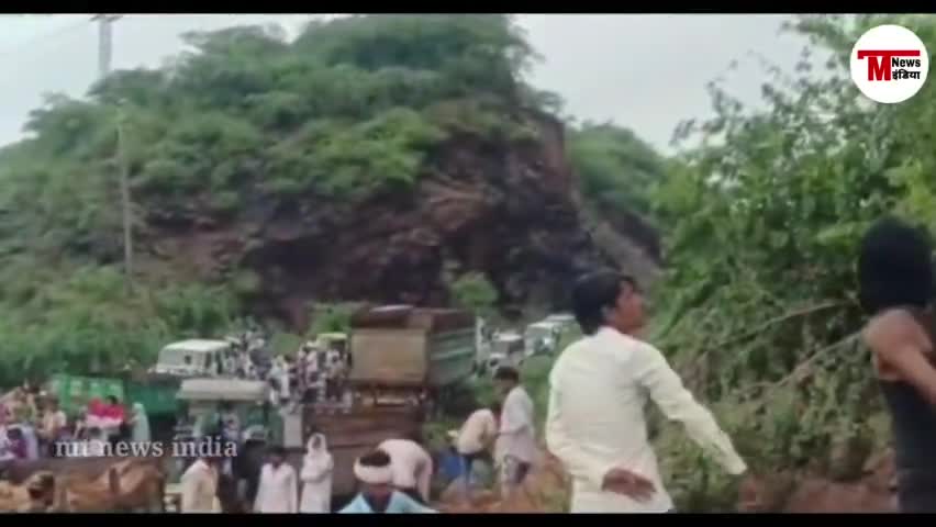 मेवात के घाटा गाँव में सड़क पर गीरा पहाड़ ll रोड़ हुआ जाम 
#Follow_Me