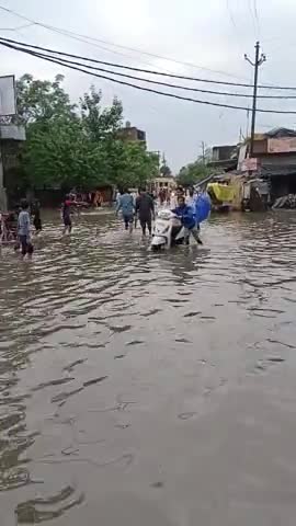 पूरनपुर काइस्थान मोहल्ले में टंकी के पास भारी मात्रा में जलभराव. पब्लिक हुई परीशान#puranpurnews #puranpur #पूरनपुर