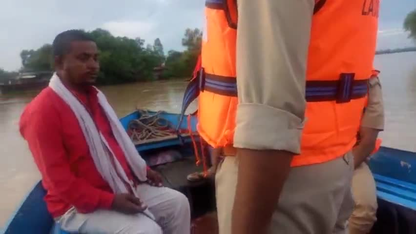 बलरामपुर: गांव के लोगो को बाढ के पानी से बचाती हुई बलरामपुर की SDRF टीम #balrampur #sandeepjournalist #up47