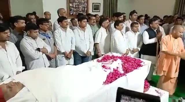 😔💐श्री मुलायम सिंह यादव जी के पार्थिव शरीर पर पुष्प चक्र अर्पित कर श्रद्धांजलि दी।💐
#hdnews