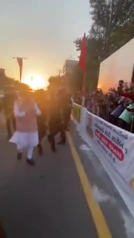 जामनगर: पीएम मोदी लोगों का अभिवादन स्वीकार करने के लिए अपनी कार से उतरे

#jamnagar  #narendramodiji