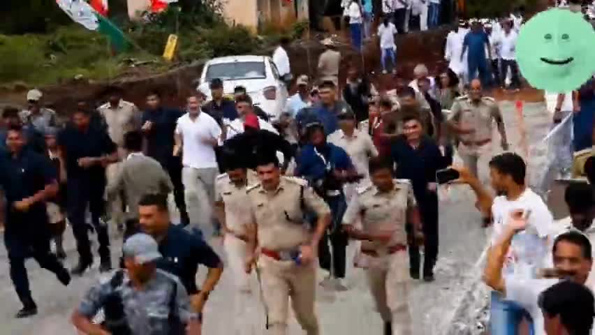 कांग्रेस का झंडा लेकर भागे राहुल गांधी, साथ में थे कर्नाटक के पूर्व ऊर्जा मंत्री 
DK Shiva.ku
 #bharat_jodo_yatra