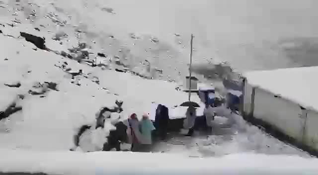 सिविल लाइन्स: उत्तराखंड में हेमकुंड साहिब के कपाट आज बंद हुए। हेमकुंड साहिब में भारी बर्फबारी हुई। #uttrakhandnews #HemkundSahib #Snow
