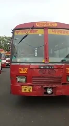 यूपी परिवहन निगम की बदहाली की तस्वीर देखिए और समझिए कि बेमौसम बरसात के दौरान कितने यात्रियों की जान ख़तरे में #viralvide