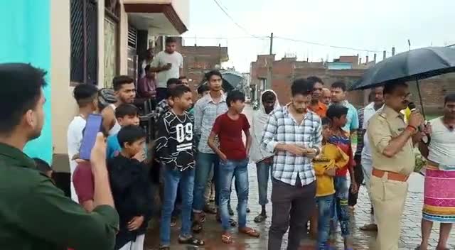उन्नाव: बारिश के चलते गंगा का जलस्तर बढ़ा, गंगाघाट पुलिस ने लोगों से सुरक्षित रहने की अपील की।#unnao_police