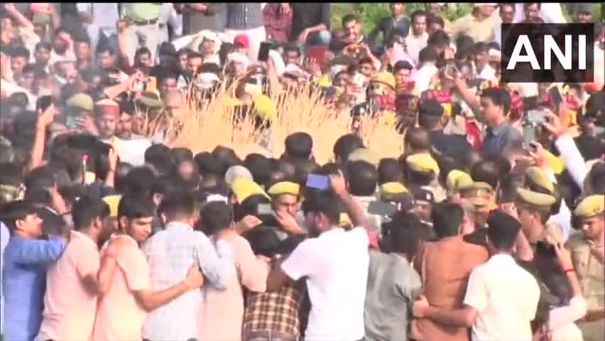 माननीय श्री मुलायम सिंह यादव जी का आज उनके पैतृक गांव सैफई में पूरे राजकीय सम्मान के साथ दाह-संस्कारकिया गया।#newshindi