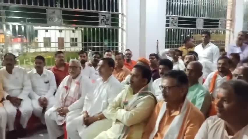 #महाकाल लोक #कॉरिडोर के #लोकार्पण का सीधा प्रसारण #भाजपा #कार्यकर्ताओं के साथ #हनुमान मंदिर #देवरिया पर देखा।