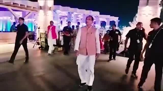 आज #ShriMahakalLok के ऐतिहासिक लोकार्पण के पश्चात सपरिवार दिव्य व अलौकिक लोक का भ्रमण किया।