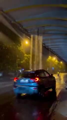 #delhirain दिल्ली में हो रही लगातार बारिश के कारण लोगों को दिक्कतों का सामना करना पड़ रहा है।