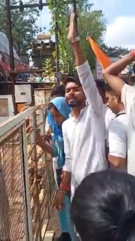 रोज़गार की माँग को लेकर मुख्यमंत्री से मिलने इंदौर से भोपाल पैदल आ रहे हजारों बेरोज़गार युवाओं की मांगों को कुचलते हुए शिवराज सिंह चौहान की दमनकारी पुलिस ने हम सबको गिरफ्तार कर लिया है।।
#इंकलाब_जिंदाबाद