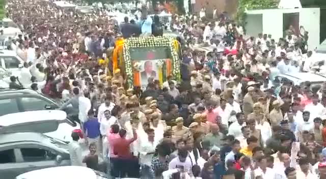 अंतिम यात्रा में आपके पीछे खड़े लोगों की संख्या बता रही है देश की राजनीति में आपका कद कितना ऊँचा था।

     नेताजी अमर रहें!💐🙏
#MulayamSinghYadav