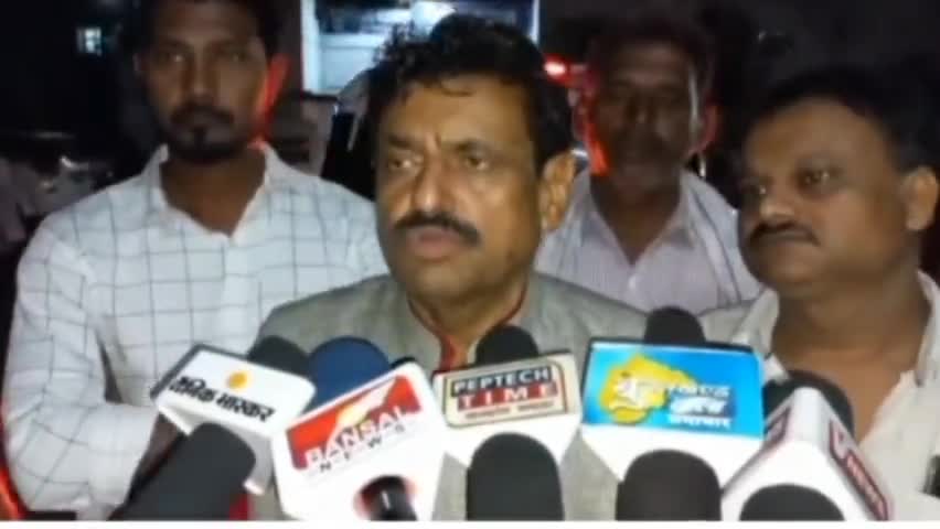छतरपुर नगर: चंदला विधायक जी के ऊपर छतरपुर सताई रोड पर लोगो ने कार पर पत्थर बाजी की 
#public_ news
