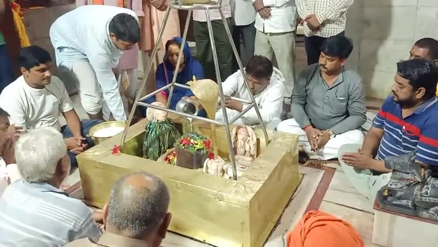 #महाकाल लोक कॉरिडोर के #लोकार्पण अवसर पर जिलाप्रभारी भाजपा सुनील गुप्ता,नपाध्यक्ष अलका सिंह के साथ सोमनाथ मंदिर में पूजा