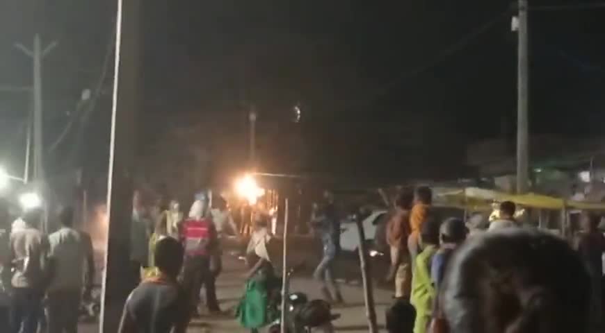रण क्षेत्र में तब्दील हुआ मठिला बाजार,चटकी लाठिया कई जख्मी #buxar #War #Fight