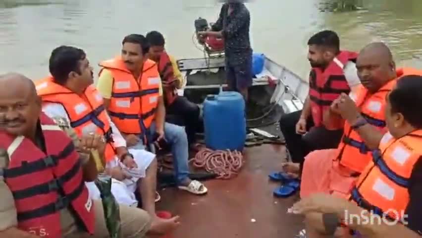 बलरामपुर:बाढ़ ग्रस्त क्षेत्रो में बांटा गया राहत सामग्री#बाढ़ आपदा# राहत सामग्री# वितरण