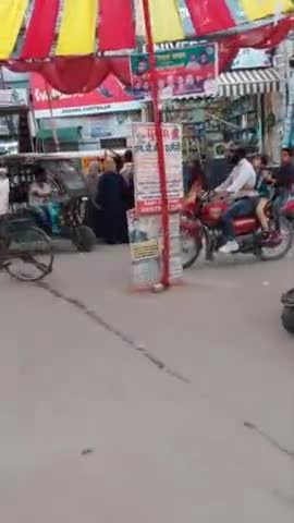 बरेली: सजावट करने के लिए जगतपुर चौकी के पास चौराहे पर गड्ढे कियें जा रहे हैं
#bareilly #bareilly_news #uttarpradesh
