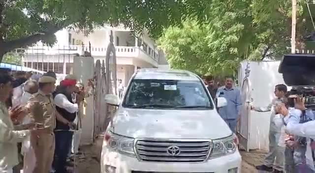 गोर से देखा गाड़ी में भैया में ही #नेता_जी दिख रहे है 

श्रद्धेय नेता जी अमर रहें..