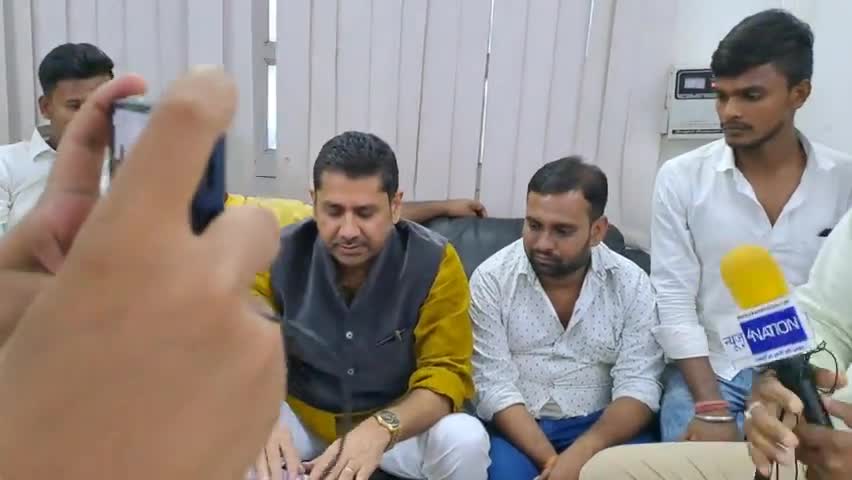 जमुई के पूर्व विधायक श्री अजय प्रताप जी जमुई जिला अतिथि गृह में #प्रेस_कॉन्फ्रेंस के दौरान मीडिया बंधुओं को संबोधित करते हुए अजय प्रताप सिंह सेवा समिति जमुई की गठन किए जाने को लेकर.....