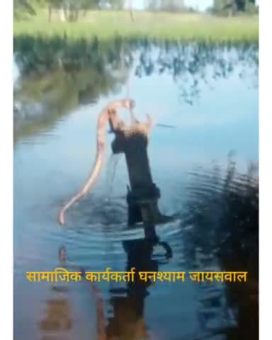 गोंडा: तरबगंज तहसील क्षेत्र के ग्राम पंचायत गौंभोरा के निकट बाढ़ का पानी भरने से नल स्वता पानी देने लगा
#नल