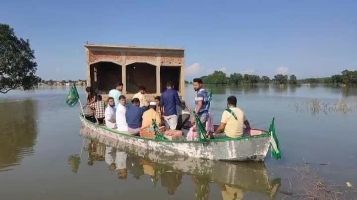 #सिद्धार्थनगर उत्तर प्रदेश में बाढ़ पीड़ितों की मदद करते हुए AIMIM के DrPawan Rao Ambedkar जी और मजलिस की टीम के लोग
