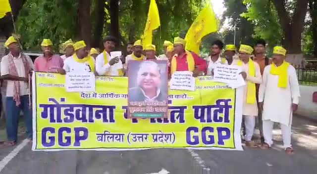 #Baliya गोंडवाना समाज के सैकड़ो कार्यकर्ताओं ने भारत सरकार से 'भारत रत्न' देने की मांग की।