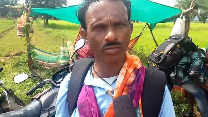 नारायणपुर गढ़बेंगाल माड़ीन चौक मे धरना प्रदर्शन के दौरान बयान दर्ज करते हुए स्कूली रसोईया 
#Sach_Tak_Chhattisgarh_News