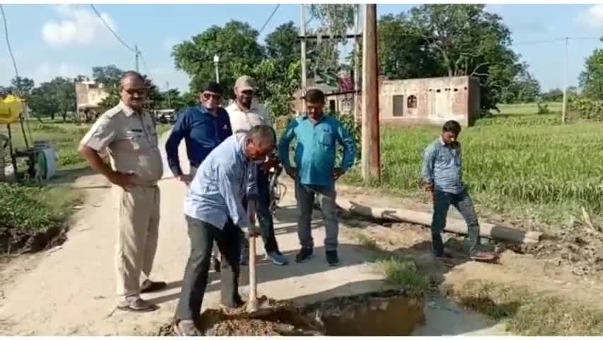 बलरामपुर:बाढ़ के कारण क्षतिग्रस्त मार्ग को पत्रकार रामपाल के नेतृत्व में  ग्रामीणों ने स्वयं की रास्ता दुरुस्त#बाढ़# कटान