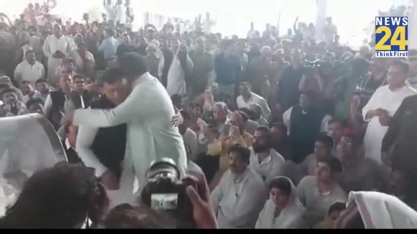 AGRA:वरुण को गले लगाकर फूट-फूटकर रोए अखिलेश #MulayamSingh #AkhileshYadav #MulayamSinghFuneral