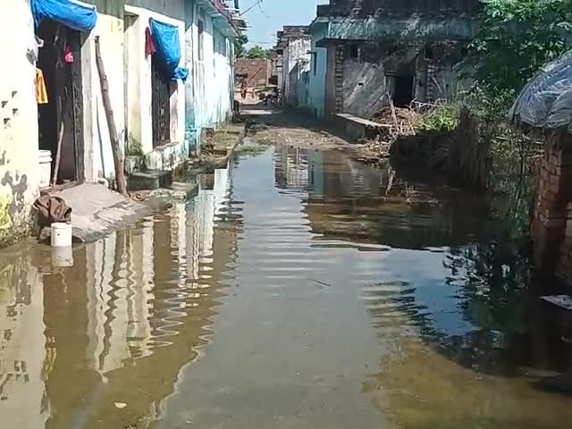 इटवा: शोहरतगढ: पचउथ मे #बाढ का पानी कल रात से कम होने लगा है