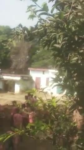 मैनपुरी: मैनपुरी के गांव उझैया फकीरपुर प्राथमिक विद्यालय में बच्चो से काम कराया जा रहा है #बीएसए मैनपुरी