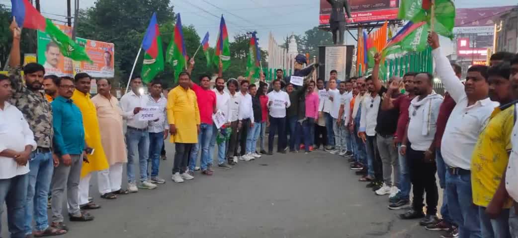 झारखंड में होने वाले #नगर_निकाय_चुनाव में ओबीसी आरक्षण के लिए सरकार का पुतला जलाया।
#ajsuparty