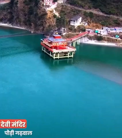 देवभूमि #उत्तराखंड में #रुद्रप्रयाग और #देवप्रयाग के बीच में अलखनंदा नदी पर बसे शहर श्रीनगर में #केदारनाथ जाने वाले  मुख्य मार्ग पर स्थित है माँ धारी देवी मंदिर।