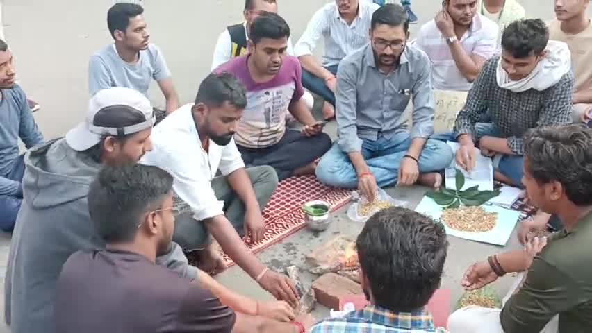 #VC आवास के सामने लगातार #दूसरे_दिन भी फीस में हुई वृद्धि को लेकर #CYSS_BHU (छात्र युवा संघर्ष समिति, बीएचयू) द्वारा अनिश्चितकालीन धरना प्रदर्शन जारी है। 
कुलपति साहेब को #सद्बुद्धि दें ताकि गरीब बच्चों पर बेतहाशा 500% फीस वृद्धि को वापस ले