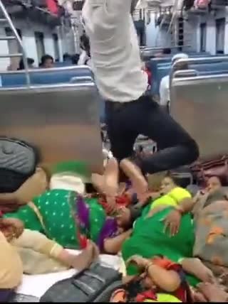 PET का पेपर देते जाता हुआ छात्र बैठने की भी जगह नहीं है।।ये है भारतीय रेलवे।।
#indianrailway
#pmmodiji #livehindustan