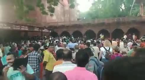 गौतम बुद्ध नगर: आगरा में #ताजमहल देखने पहुंची भारी भीड़, सारी व्यवस्थाएं दिखी फेल, टिकट के लिए जद्दोजहद, लोगों ने प्रशासन को कोसा। #Agra