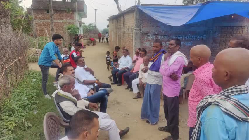 देवरी ओपी अंतर्गत ग्राम पूर्णांडीह में बीरबल राम के धर्मपत्नी के ब्रह्मभोज कार्यक्रम में शामिल होकर श्रद्धांजलि अर्पित किया।
ईश्वर दिवंगत आत्मा को अपने श्री चरणों में स्थान दे।
ॐ शांति 🙏
#किसानब्रिगेड #हुसैनाबाद #lkbajpai #bjppalamu