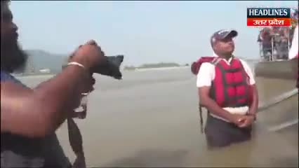 अखिलेश और डिंपल ने मुलायम की अस्थियाँ विसर्जन किया और हर के पैङी घाट पर लगा पब्लिको की भीड़#डिंपल#अखिलेश#सपा#संस्कार