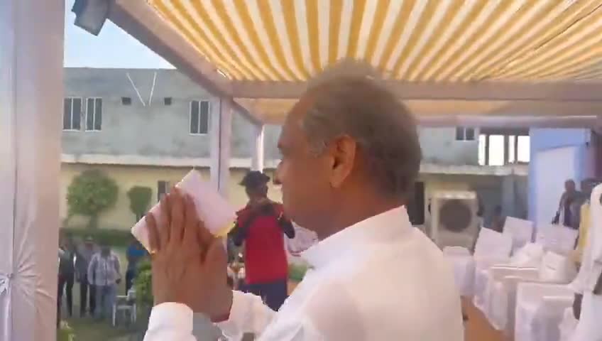 राधनपुर विधानसभा में अशोक गहलोत जी ने गुजरात युवा कांग्रेस द्वारा आयोजित जनसभा को संबोधित किया!!
#GujaratElection2022 
Raghu Sharma 
Ashok Gehlot 
Abhas Bhatnagar