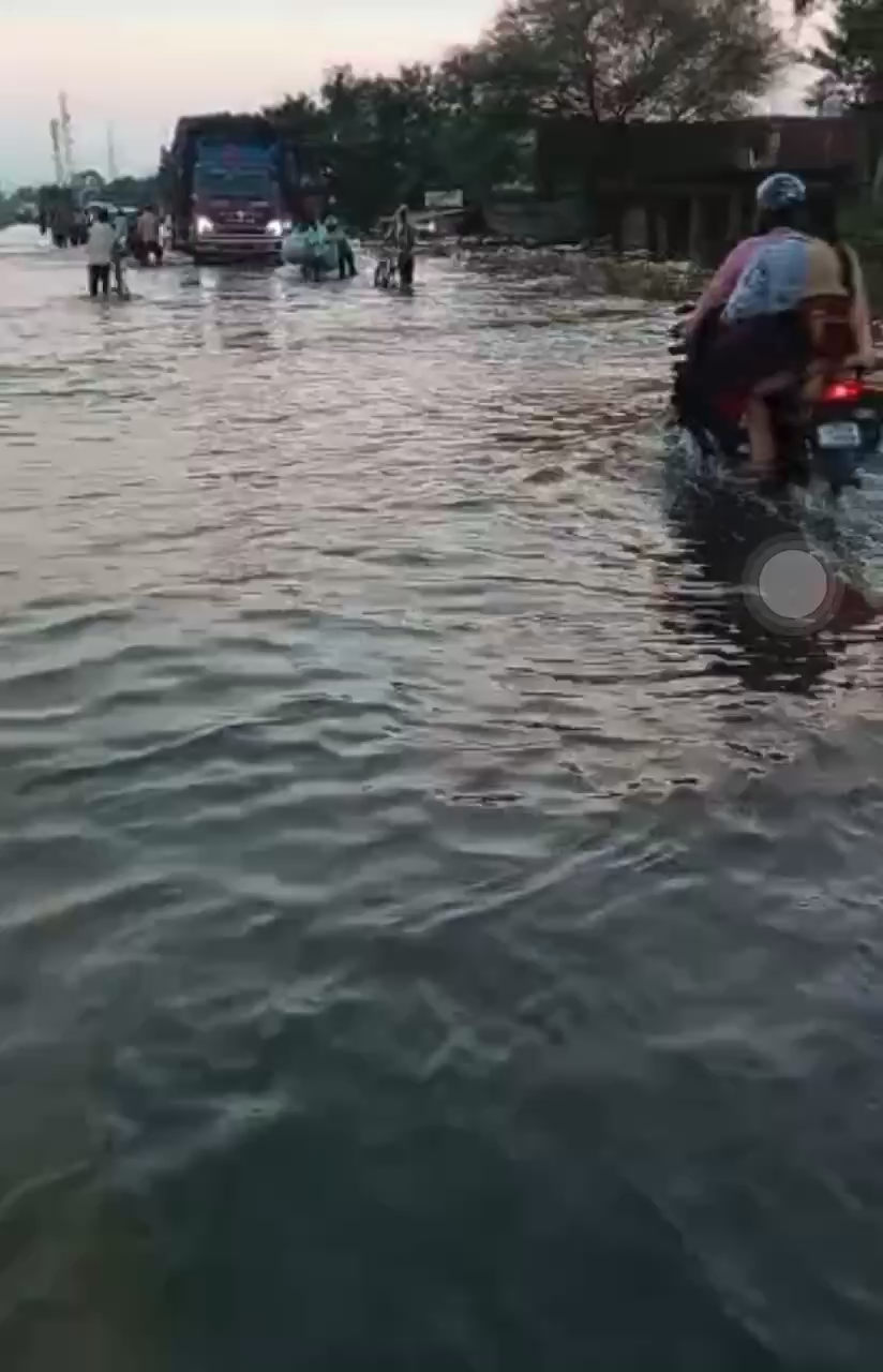 NH-28 बाँसी नौगढ़ रोड पे भारी पानी आ जाने से प्रशाशन द्वारा आने जाने से रोक लगा दी #सिद्धार्थनगर